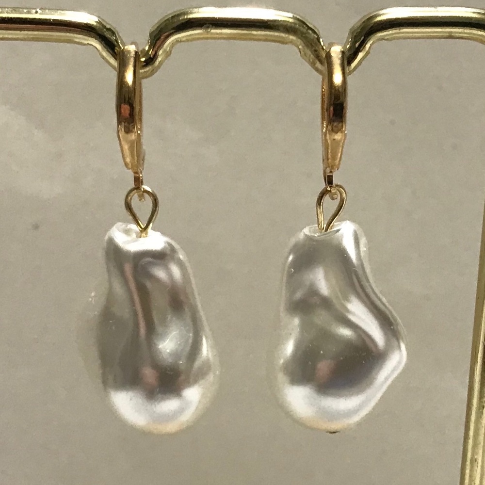 Kate Middleton Gold Hoop with Large Pearl Earrings, Handmade Replicas - Picture 8 of 12